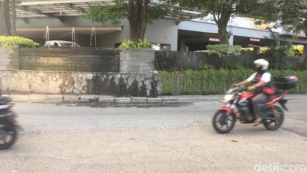 Lokasi Mercy Tabrak Polisi karena Kaget Disetop di Taman Anggrek