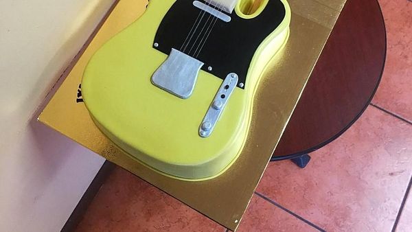 Keren! Kue-kue Ini Bentuk dan Ukurannya Persis Gitar Asli