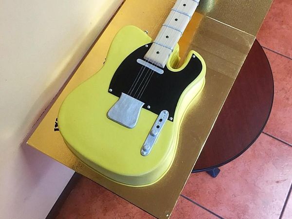 Keren! Kue-kue Ini Bentuk dan Ukurannya Persis Gitar Asli