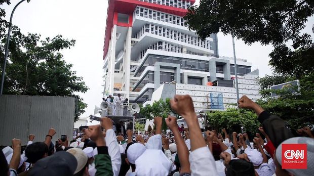 Massa FPI berdemo di kantor majalah Tempo, Jakarta, 2018.