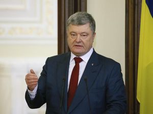 Salut! Presiden Ini Rela Pungut Topi Pengawal yang Jatuh