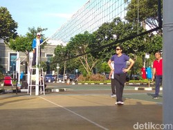 Berkacamata Hitam, Sri Mulyani Main Voli Lawan Pejabat Kemenkeu