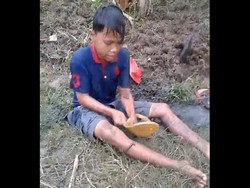 Viral Video Lucu Anak Histeris Digigit Lintah