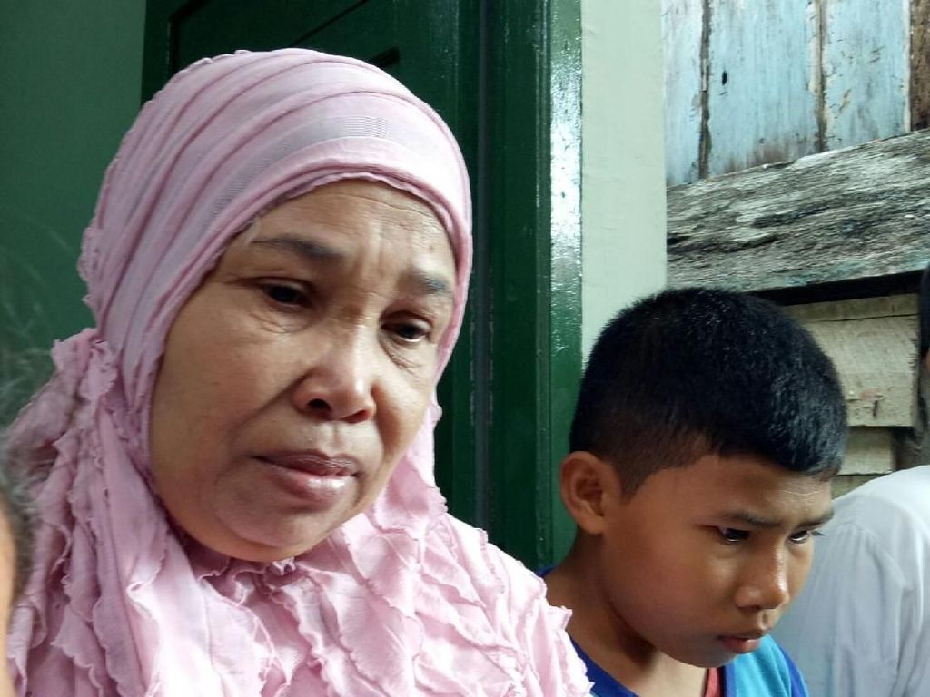 Air Mata Dewi Tumpah Lihat Rumah Reyotnya Kini Layak Huni Air Mata Dewi Tumpah Lihat Rumah Reyotnya Kini Layak Huni