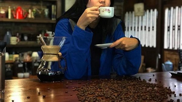 Gaya Model Dominique Diyose Saat Ngopi dan Makan Bareng Suami