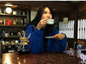 Gaya Model Dominique Diyose Saat Ngopi dan Makan Bareng Suami