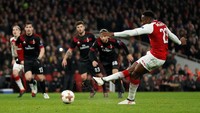 Protes pemain-pemain Milan tidak mengubah pendirian wasit. Welbeck tidak menyia-nyiakan kesempatan itu untuk membawa Arsenal menciptakan gol penyama. Arah pertandingan berubah. (Foto: John Sibley /Action Images via Reuters)