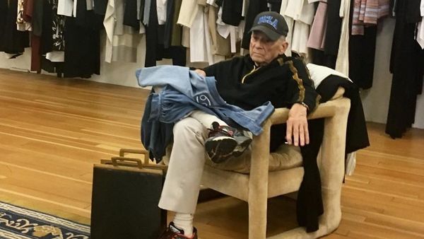 Foto: Lucunya Ekspresi Para Pria Saat Capek Nunggu Pasangan Belanja