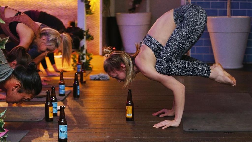 Beer Yoga, Tren Olahraga Unik yang Kontroversial Tapi Makin Mengglobal