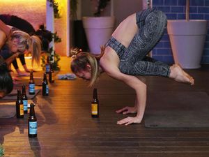 Beer Yoga, Tren Olahraga Unik yang Kontroversial Tapi Makin Mengglobal