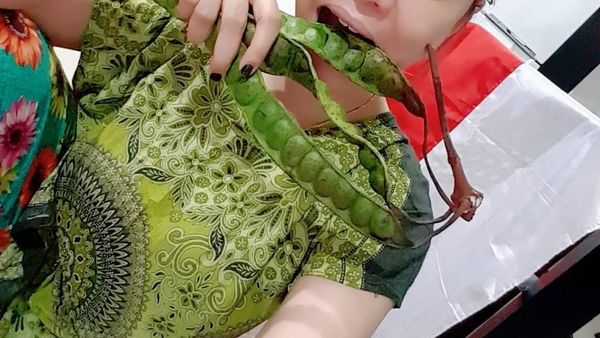 Dasteran dan Hobi Makan Pete, Ini Gaya DJ Butterfly Saat Makan