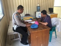 Gagal Suap Polisi, Pemohon SIM Ini Justru Dibimbing Hingga Lulus