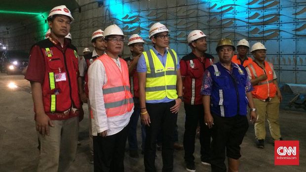 Rombongan peninjau Underpas Mampang-Kuningan yang dipimpin oleh Wagub Sandiaga Uno, Jumat (16/3) malam.