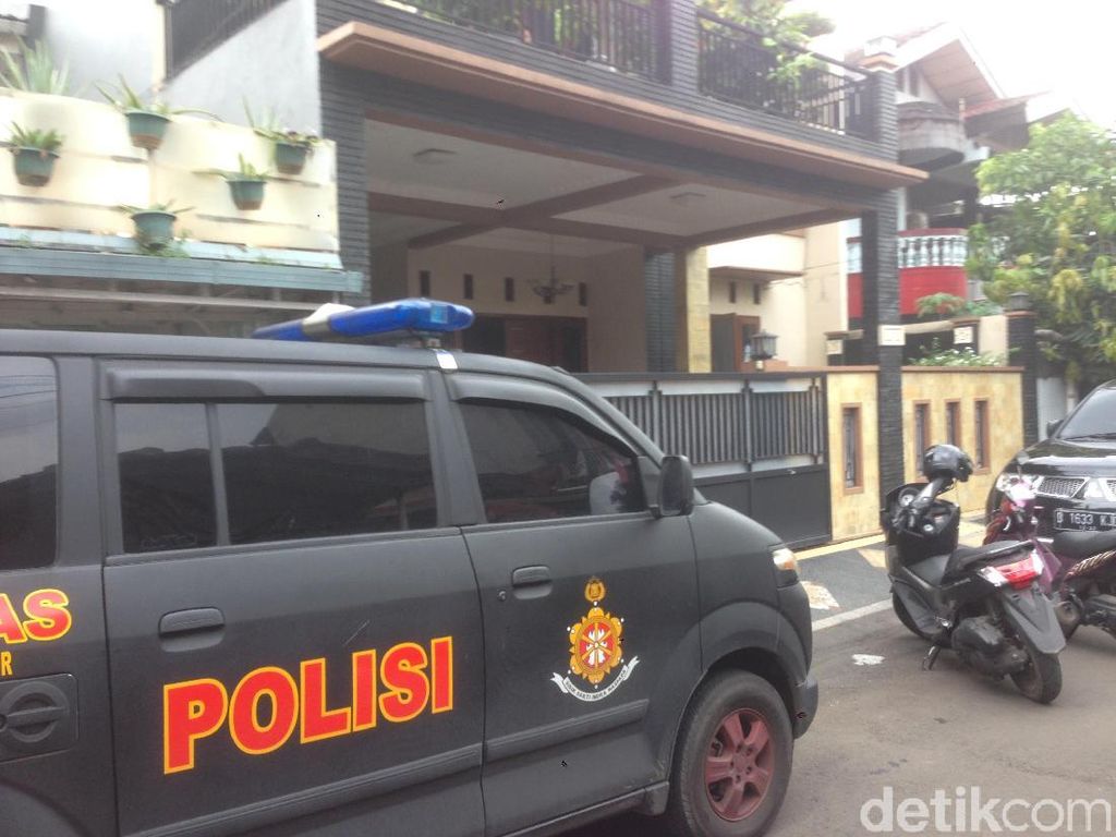 Perampok Bersenpi Beraksi di Duren Sawit, Polisi Datangi Lokasi Perampok Bersenpi Beraksi di Duren Sawit, Polisi Datangi Lokasi