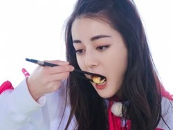 Dilraba Dilmurat memiliki tinggi 168 cm dan berat 47 kg, uniknya dia mengaku punya hobi ngemil. (Instagram @dear_dlrb)