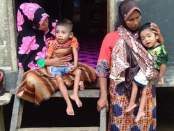 Pilu Ibu di Aceh, Sebatang Kara Rawat 2 Anak Lumpuh dari Lahir