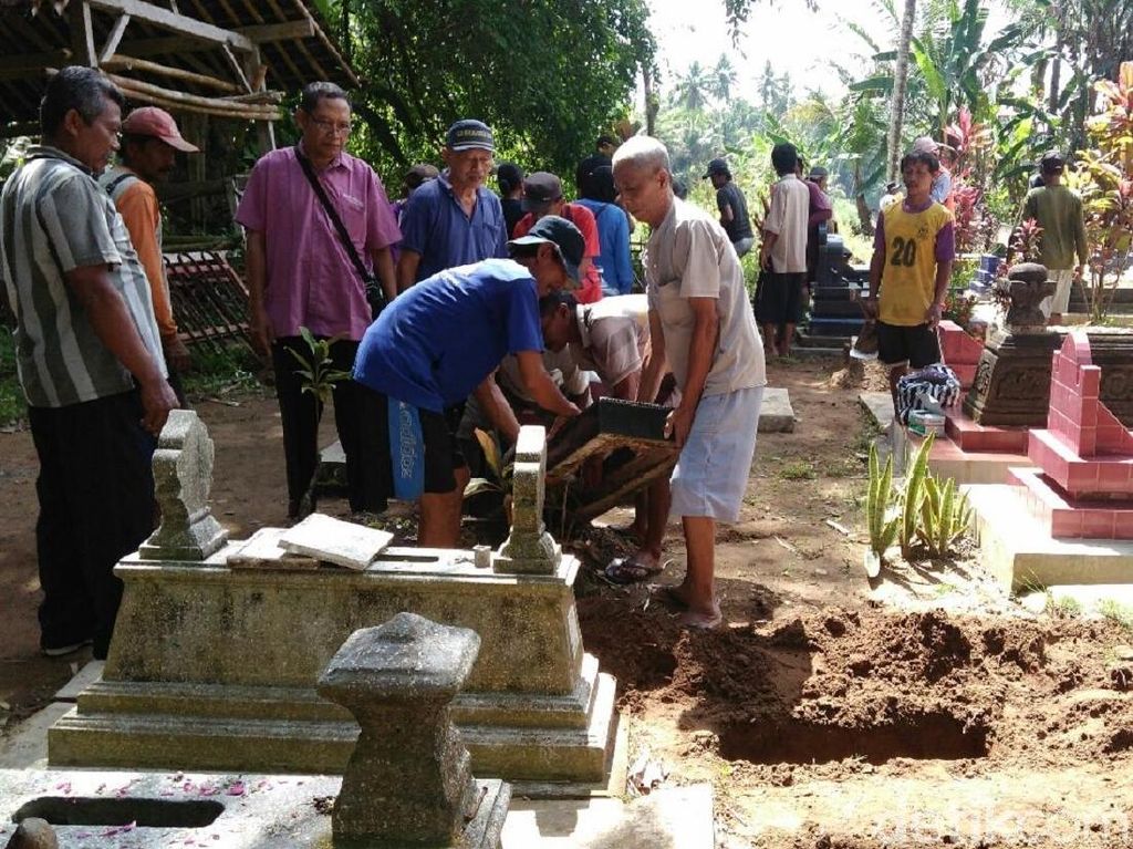 Terkena Proyek, Puluhan Makam di Purworejo Dipindah