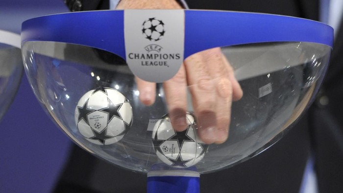 Drawing Liga Champions NYON, SWITZERLAND - AUGUST 08: Draw balls are shuffled during the 2014/15 UEFA Champions League Play-off round draw at the UEFA headquarters, The House of European Football on August 8, 2014 in Nyon, Switzerland. (Photo by Harold Cunningham/Getty Images)