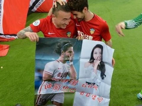 Alexandre Pato membentangkan poster bergambar dirinya dan Dilraba Dilmurat