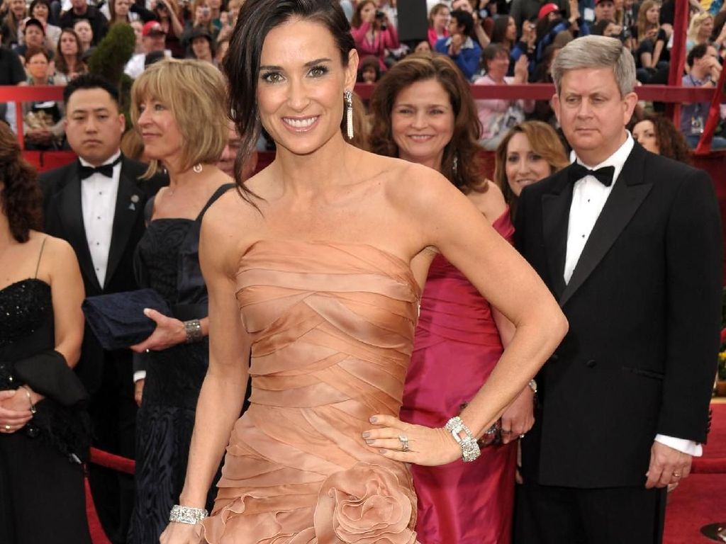 Demi Moore Ngaku Berubah Tiap Jalani Pernikahan Demi Moore Ngaku Berubah Tiap Jalani Pernikahan