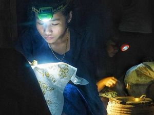 Inspiratif, Potret Anak Muda Baduy Belajar Membatik di Tengah Kegelapan