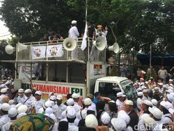 Tiba di Kantor Tempo, Massa FPI Orasi Protes Karikatur Pria Bersorban