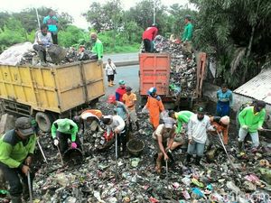 Setelah Banjir di Brebes Berlalu, Sampah Menggunung Jadi Gantinya