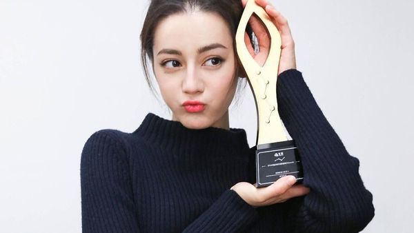 Dilraba Dilmurat yang Jelita Memikat Alexandre Pato