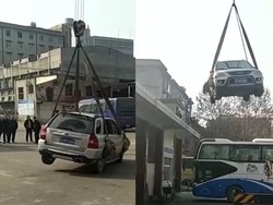 Emang Enak! Parkir Sembarangan, Mobil Ini Diangkut ke Atap