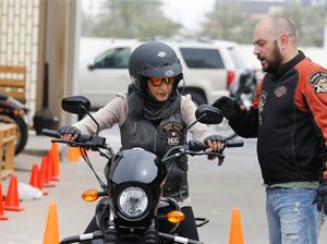 Wanita Asal Saudi Mulai Menggeber Motor