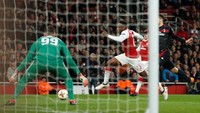 Keunggulan Milan hanya bertahan sebentar. Sebuah insiden kontroversial membuat tim tuan rumah dihadiahi penalti usai bek Milan Ricardo Rodriguez dianggap melanggar Danny Welbeck. (Foto: John Sibley /Action Images via Reuters)
