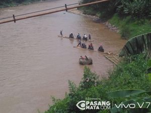 Pemotor Seberangi Sungai Cisadane Pakai Getek karena Jembatan Rusak