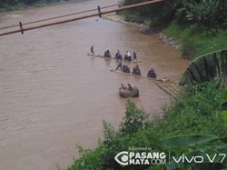 Jembatan di Bogor Sempat Rusak, Pemotor Seberangi Sungai Pakai Getek
