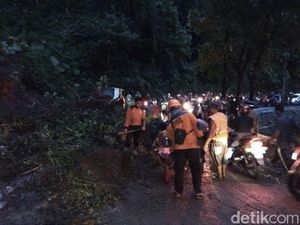 Tanah Longsor di Gunung Gumitir, Akses Jember-Banyuwangi Putus Tanah Longsor di Gunung Gumitir, Akses Jember-Banyuwangi Putus