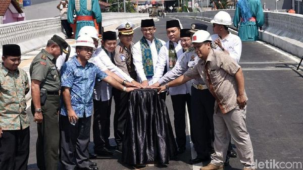 Momen Anies Resmikan Flyover Bintaro Permai