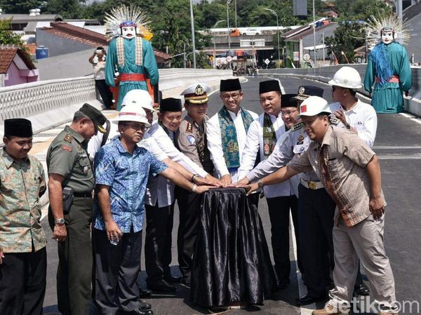 Momen Anies Resmikan Flyover Bintaro Permai