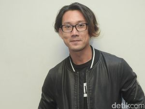 Posting Dipeluk Cewek, Denny Sumargo Sudah Temukan Tulang Rusuknya