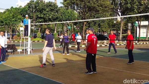 Berkacamata Hitam, Sri Mulyani Main Voli hingga Keringatan