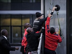 Saat Spiderman Asal Prancis Dicegah Panjat Gedung Saat Spiderman Asal Prancis Dicegah Panjat Gedung