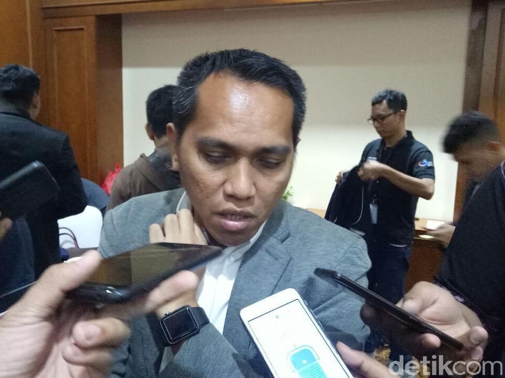 Tigor Shalomboboy dan Risha Adi Dipecat dari PT LIB Tigor Shalomboboy dan Risha Adi Dipecat dari PT LIB