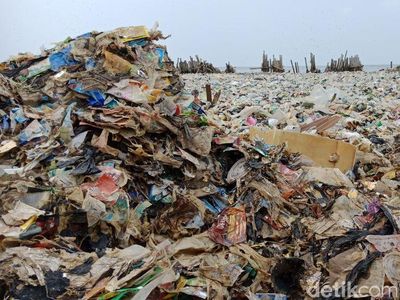 Potret Lautan Sampah di Teluk Jakarta