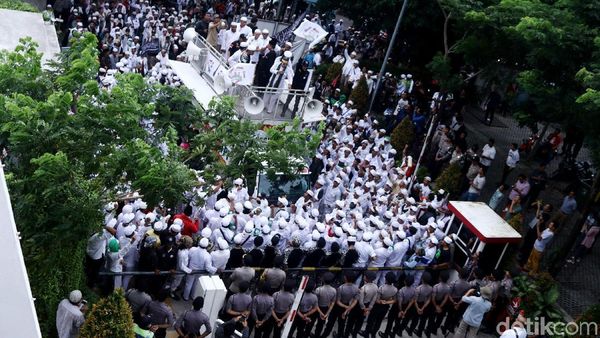 Massa FPI Protes Soal Karikatur Pria Bersorban