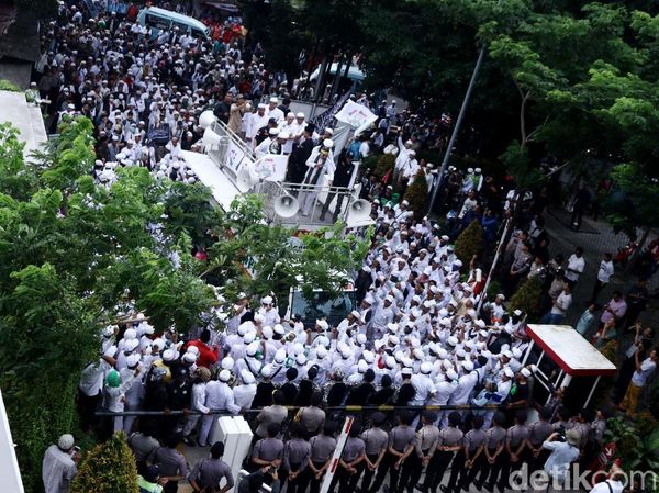 Massa FPI Protes Soal Karikatur Pria Bersorban