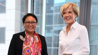 Foto: Syal Aborigin Jadi Gaya Diplomasi Retno Marsudi di Australia