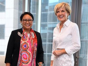 Foto: Syal Aborigin Jadi Gaya Diplomasi Retno Marsudi di Australia