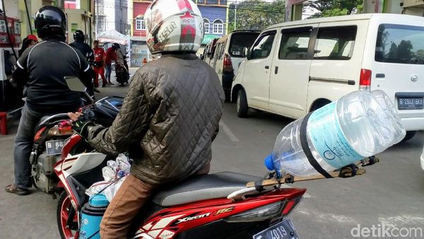 Haus Pak? 2 Botol Air Besar Terpasang di Motor