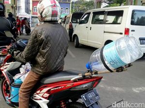 Haus Pak? 2 Botol Air Besar Terpasang di Motor Haus Pak? 2 Botol Air Besar Terpasang di Motor
