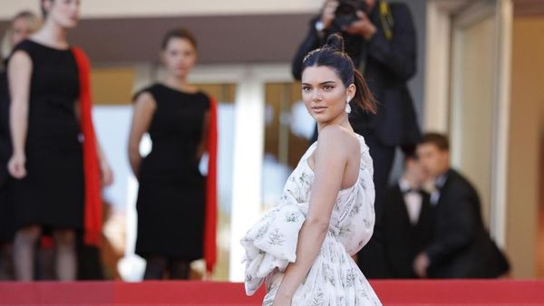 Foto: 15 Momen Seksi Kendall Jenner Pamer Kaki Jenjang nan Mulus