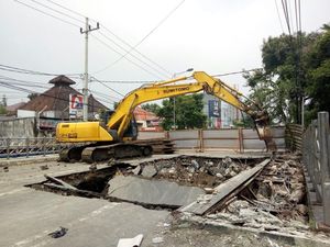 Jembatan Kartini yang Ambles Mulai Dibongkar Jembatan Kartini yang Ambles Mulai Dibongkar