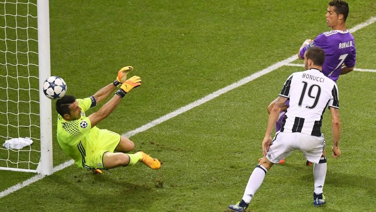 Ronaldo saat menjebol gawang Buffon musim lalu (Foto: Michael Regan/Getty Images)